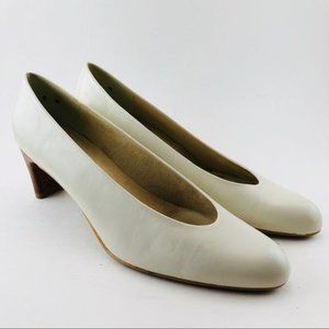 EUC Stuart Weitzman Classic Leather Kitten Heels